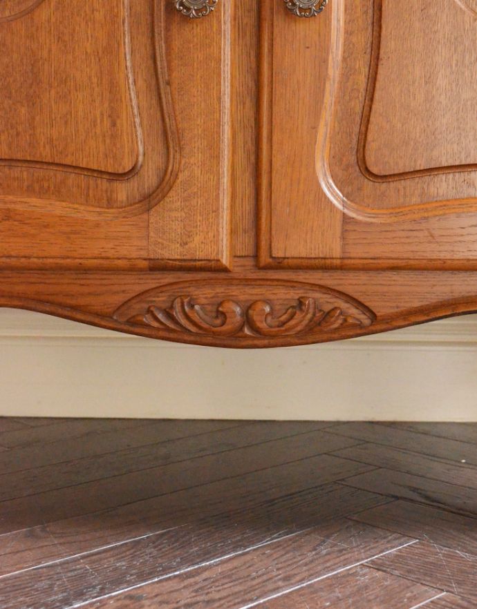 アンティークのキャビネット　アンティーク家具　リビングで使えるフレンチキャビネット、南仏デザインのアンティーク家具。品があるデザインが丁寧に彫られています。(j-1588-f)