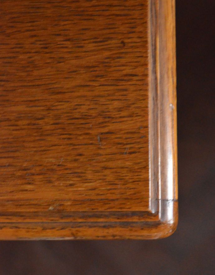 アンティークのキャビネット　アンティーク家具　リビングで使えるフレンチキャビネット、南仏デザインのアンティーク家具。角が丸く仕上がっているので、小さなお子さまがいるご家庭にも使って頂けます。(j-1588-f)