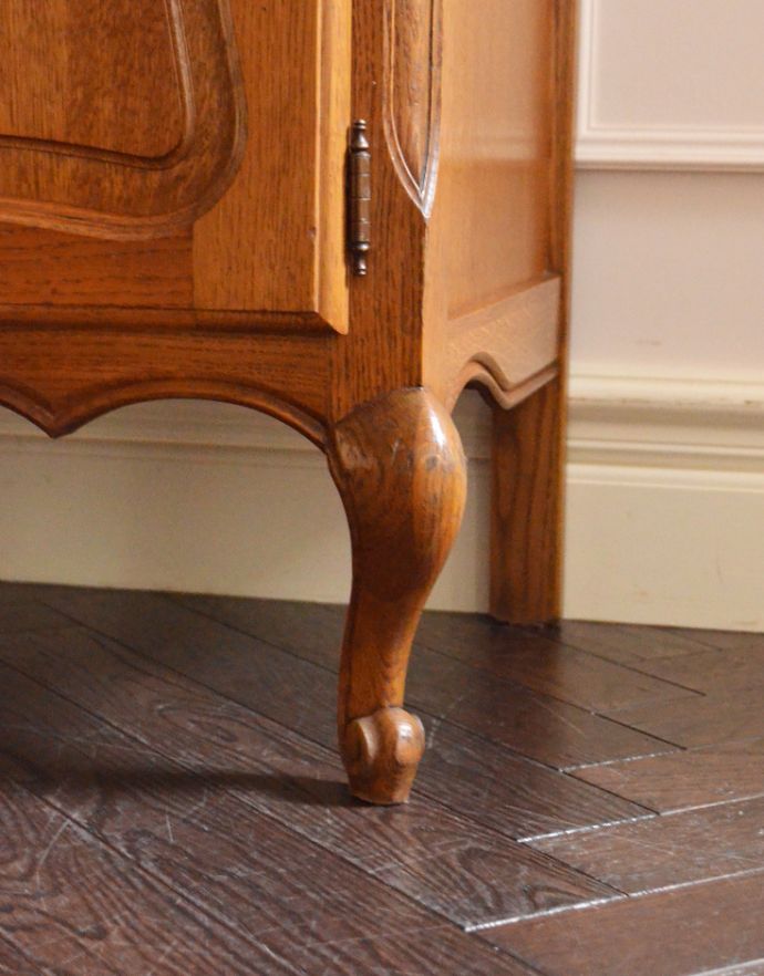 アンティークのキャビネット　アンティーク家具　リビングで使えるフレンチキャビネット、南仏デザインのアンティーク家具。安定感のある脚がしっかり支えます。(j-1588-f)