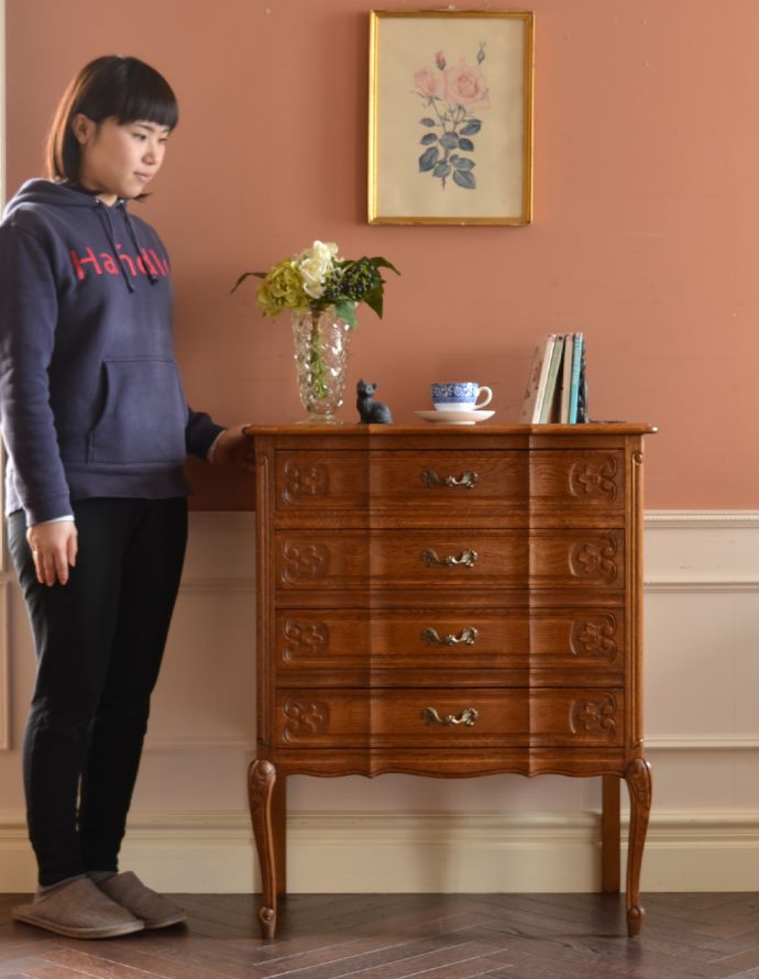 アンティークのチェスト アンティーク家具 南フランスのアンティーク家具、彫がたっぷりの4段チェスト。チェアの横に置けば、サイドテーブル代わりに。(j-1589-f)