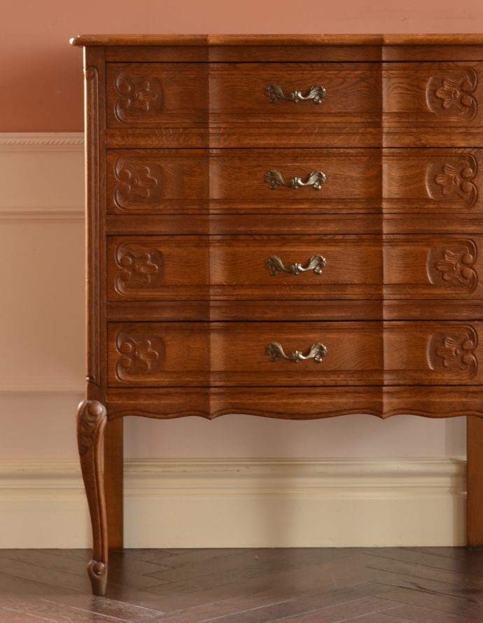 アンティークのチェスト アンティーク家具 南フランスのアンティーク家具、彫がたっぷりの4段チェスト。繊細で高級感たっぷりの扉の彫り。(j-1589-f)