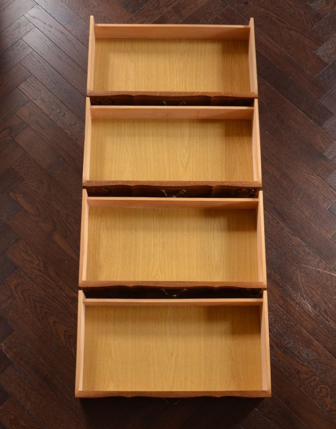 アンティークのチェスト アンティーク家具 南フランスのアンティーク家具、彫がたっぷりの4段チェスト。引き出しは全部で4杯です。(j-1589-f)