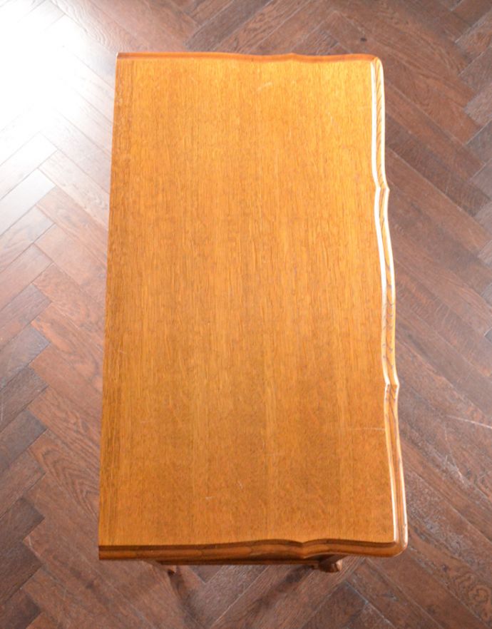 アンティークのチェスト アンティーク家具 南フランスのアンティーク家具、彫がたっぷりの4段チェスト。天板もピカピカにお直ししてあります。(j-1589-f)