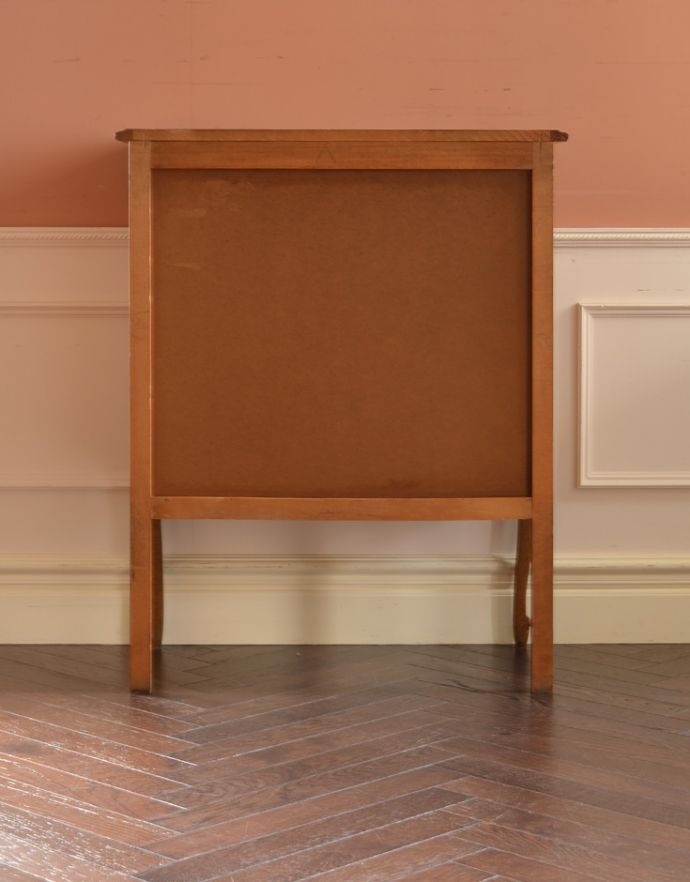 アンティークのチェスト アンティーク家具 南フランスのアンティーク家具、彫がたっぷりの4段チェスト。きちんとメンテナンスしてあるので、裏側もキレイです。(j-1589-f)