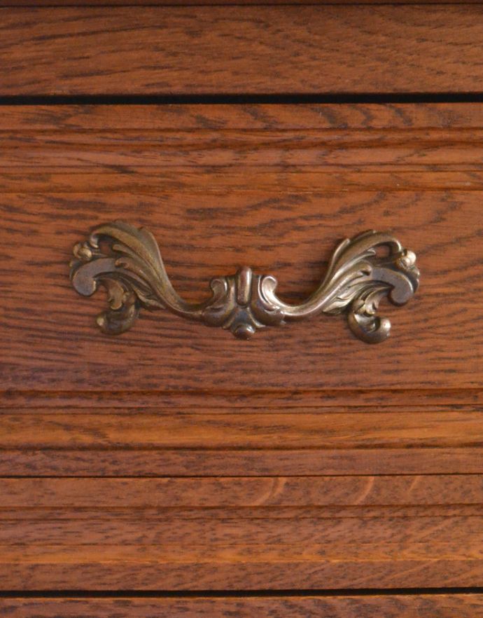 アンティークのチェスト アンティーク家具 南フランスのアンティーク家具、彫がたっぷりの4段チェスト。優雅な引き出しの取っ手です。(j-1589-f)