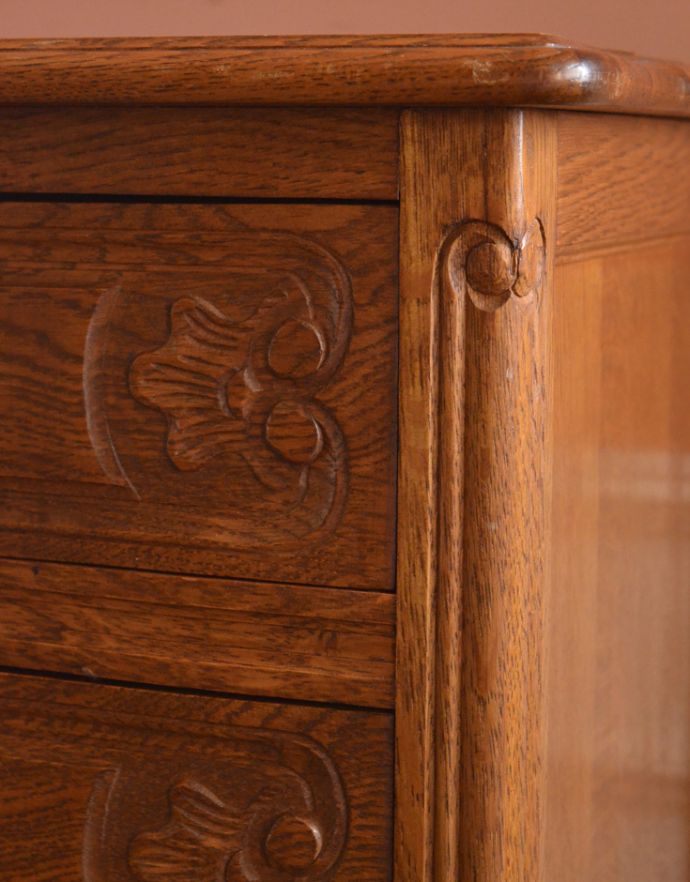 アンティークのチェスト アンティーク家具 南フランスのアンティーク家具、彫がたっぷりの4段チェスト。高級感のある彫。(j-1589-f)