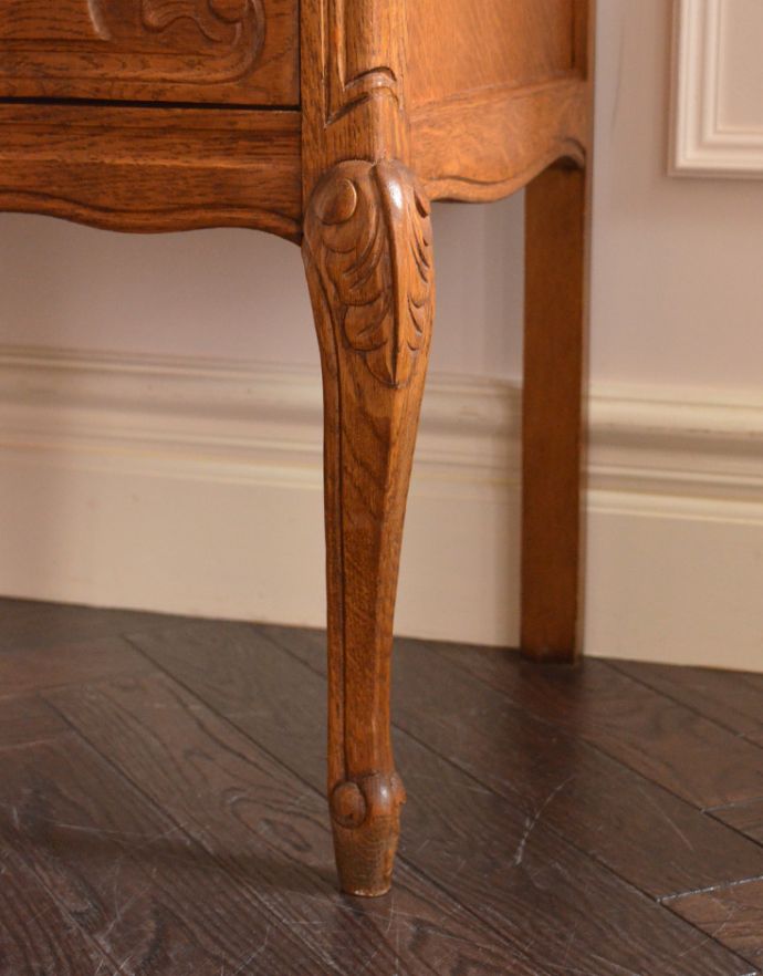 アンティークのチェスト アンティーク家具 南フランスのアンティーク家具、彫がたっぷりの4段チェスト。人気の猫脚です。(j-1589-f)