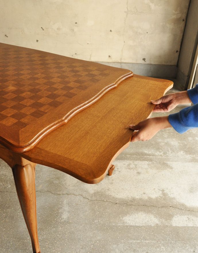 ロイドテーブル　アンティーク家具　アンティークダイニングテーブル（伸張式）。天板は引っ張り出すだけであっという間に大きくなります。(j-1647-f)