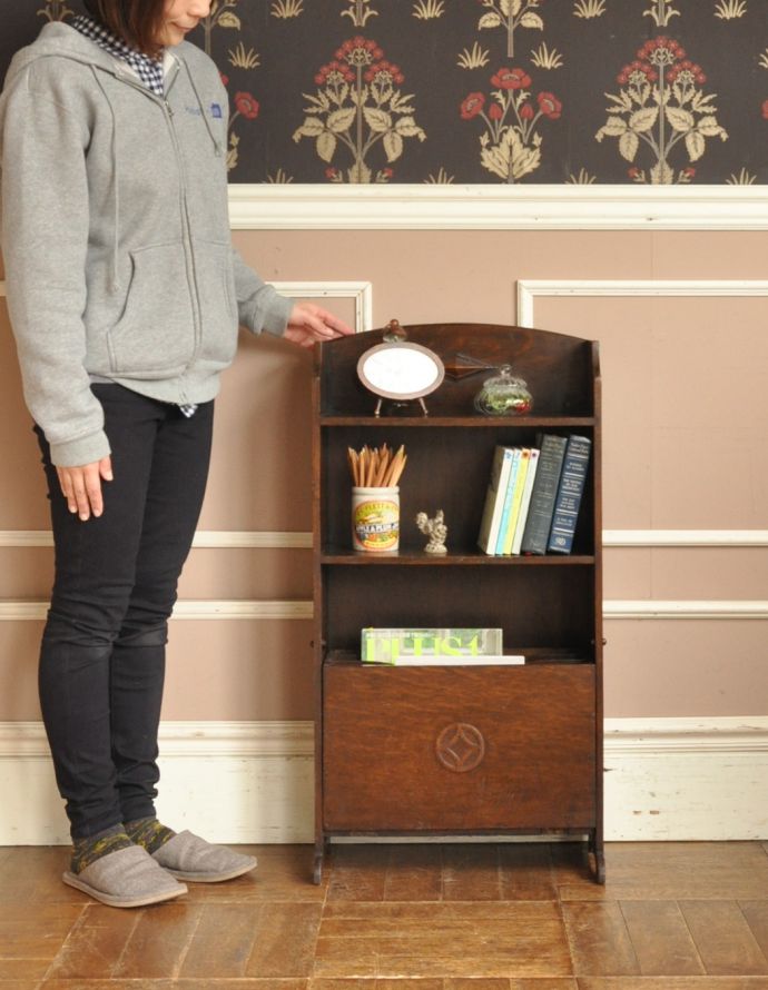 アンティークのキャビネット アンティーク家具 書斎やリビングで使いたいアンティーク家具、小さくて使いやすいブックシェルフ(本棚)。雑貨やタオル、本などをショップのように飾れます。(j-1592-f)