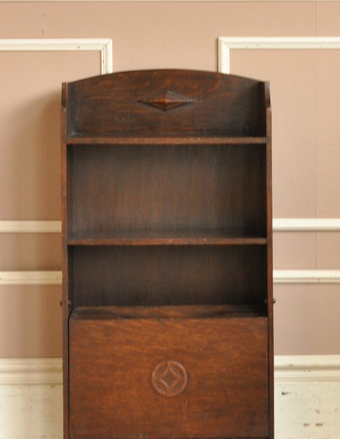 アンティークのキャビネット アンティーク家具 書斎やリビングで使いたいアンティーク家具、小さくて使いやすいブックシェルフ(本棚)。棚板でしっかり仕切られているので整理整頓しやすいですよ。(j-1592-f)