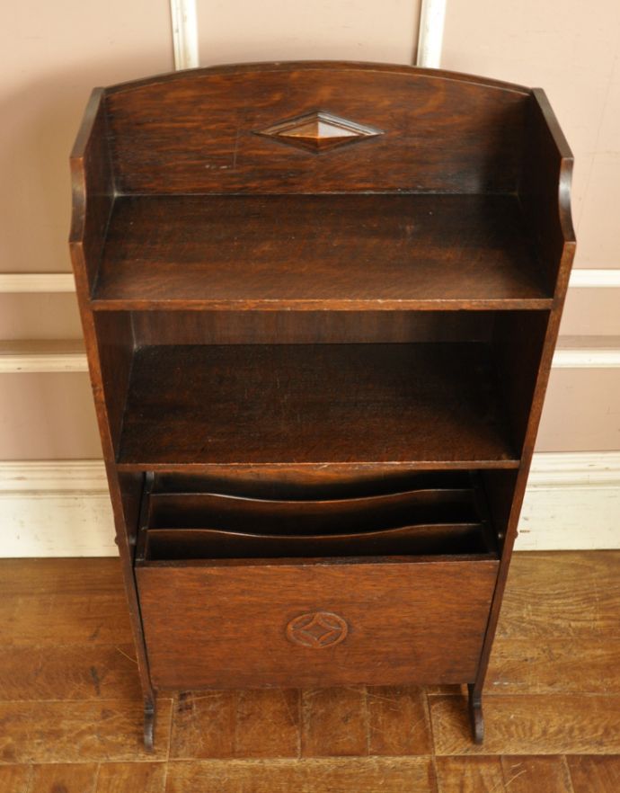 アンティークのキャビネット アンティーク家具 書斎やリビングで使いたいアンティーク家具、小さくて使いやすいブックシェルフ(本棚)。食器や写真立て、本やDVDなどなど、たくさん飾ればディスプレイの幅が広がります!見せたくないものは下の扉の奥にしまいましょう。(j-1592-f)