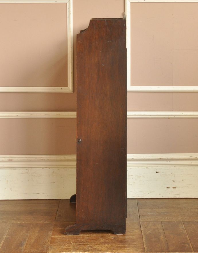 アンティークのキャビネット アンティーク家具 書斎やリビングで使いたいアンティーク家具、小さくて使いやすいブックシェルフ(本棚)。横から見てもピカピカです。(j-1592-f)