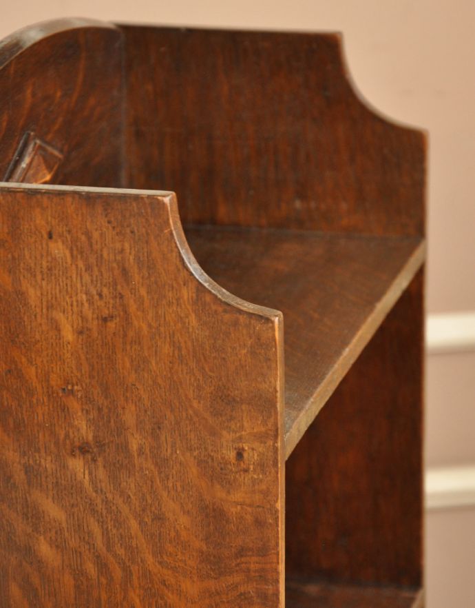 アンティークのキャビネット アンティーク家具 書斎やリビングで使いたいアンティーク家具、小さくて使いやすいブックシェルフ(本棚)。角も美しい状態です。(j-1592-f)