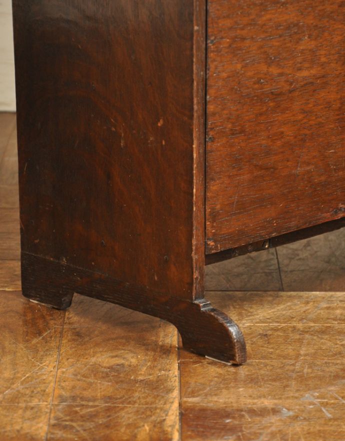 アンティークのキャビネット アンティーク家具 書斎やリビングで使いたいアンティーク家具、小さくて使いやすいブックシェルフ(本棚)。安定感のある脚がしっかり支えます。(j-1592-f)