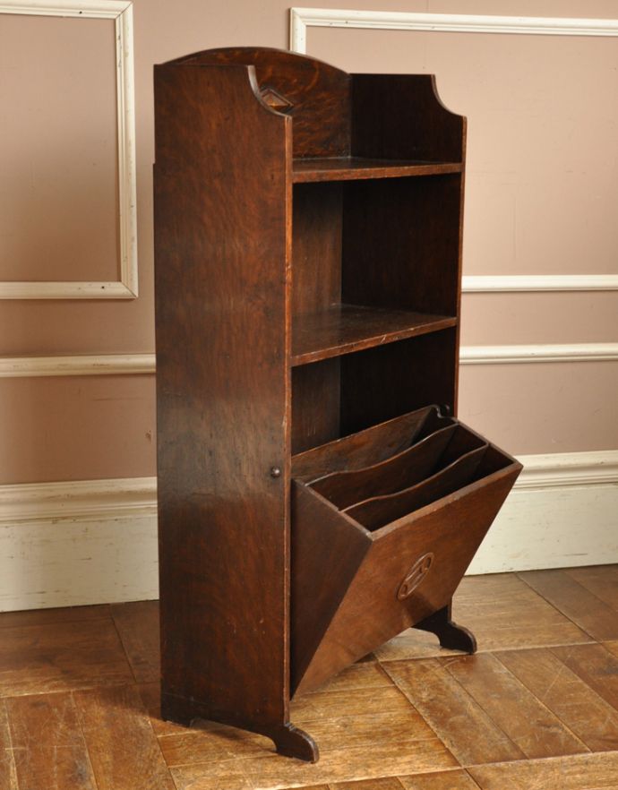 アンティークのキャビネット アンティーク家具 書斎やリビングで使いたいアンティーク家具、小さくて使いやすいブックシェルフ(本棚)。下のボックスは取り出しやすい様に斜めに出てきます。(j-1592-f)