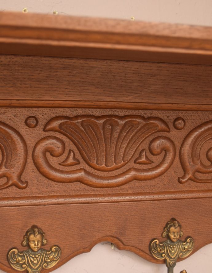 ウォールシェルフ・ウォールハンガー　アンティーク家具　フランスアンティークのウッドシェルフ（オーク材）、真鍮製のフック付き壁付け棚。全面に施された彫りの装飾・・・まるで芸術作品のようです。(j-1594-f)