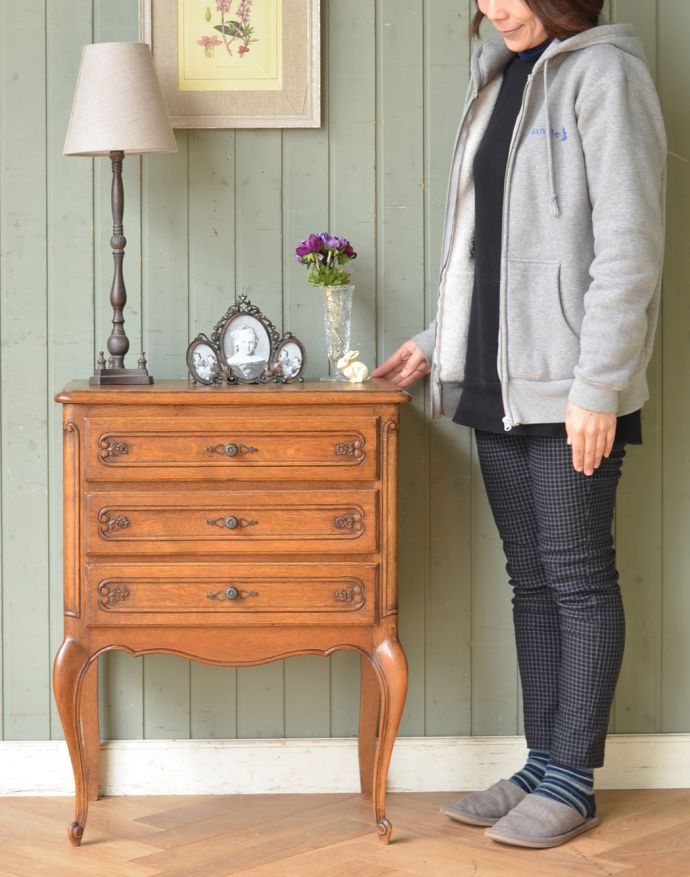 アンティークのチェスト　アンティーク家具　南仏スタイルのキレイなアンティーク家具、置きやすいサイズのエレガントな３段チェスト。とっても可愛いチェスト。(j-1595-f)