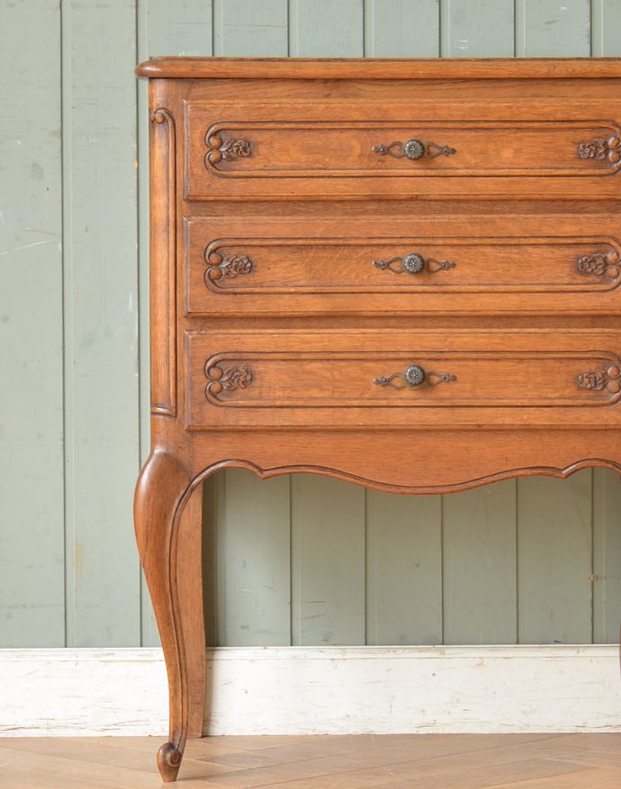 アンティークのチェスト　アンティーク家具　南仏スタイルのキレイなアンティーク家具、置きやすいサイズのエレガントな３段チェスト。引き出しには優しい雰囲気の彫が入っているんです。(j-1595-f)