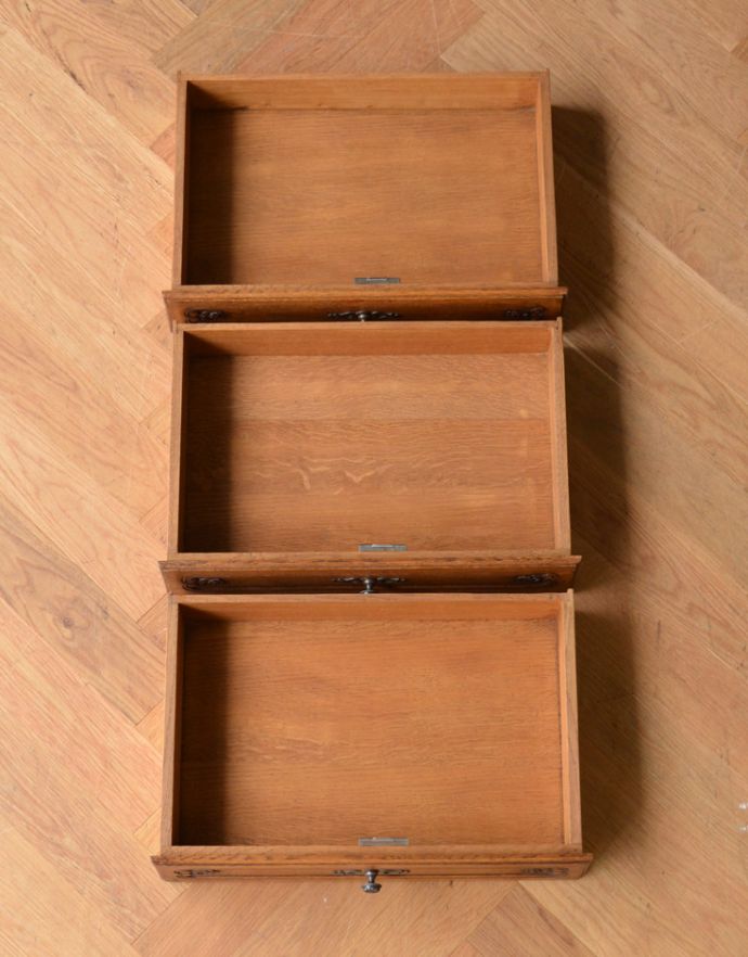 アンティークのチェスト　アンティーク家具　南仏スタイルのキレイなアンティーク家具、置きやすいサイズのエレガントな３段チェスト。引き出しは３杯。(j-1595-f)