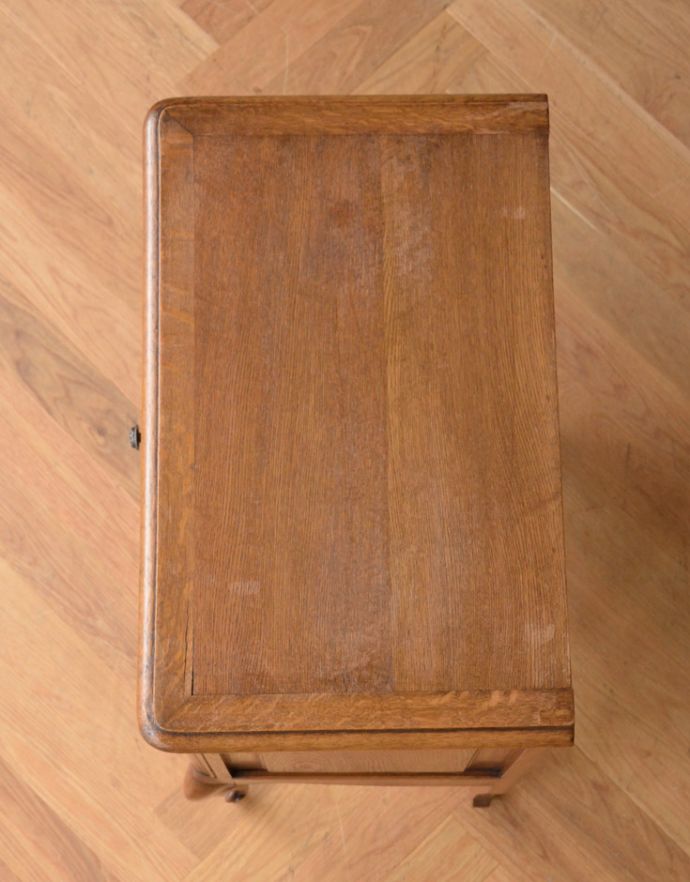 アンティークのチェスト　アンティーク家具　南仏スタイルのキレイなアンティーク家具、置きやすいサイズのエレガントな３段チェスト。こちらが天板です。(j-1595-f)