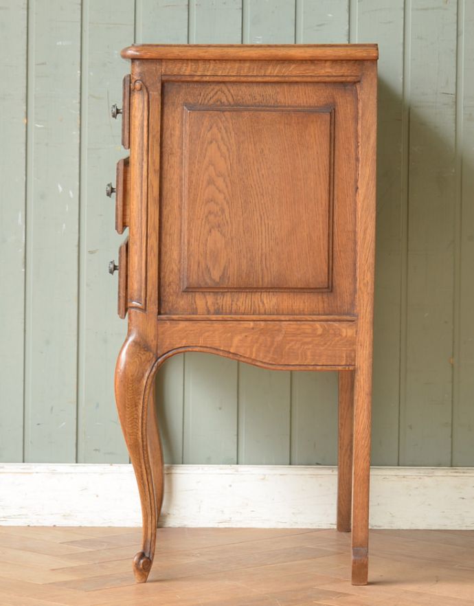 アンティークのチェスト　アンティーク家具　南仏スタイルのキレイなアンティーク家具、置きやすいサイズのエレガントな３段チェスト。小さいながらも隅々までこだわりが感じられ、サイドから見ても美しいです。(j-1595-f)