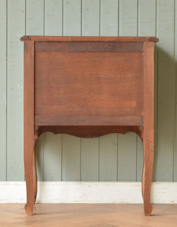 アンティークのチェスト　アンティーク家具　南仏スタイルのキレイなアンティーク家具、置きやすいサイズのエレガントな３段チェスト。キチンとメンテナンスをしているので、裏もキレイな状態です。(j-1595-f)