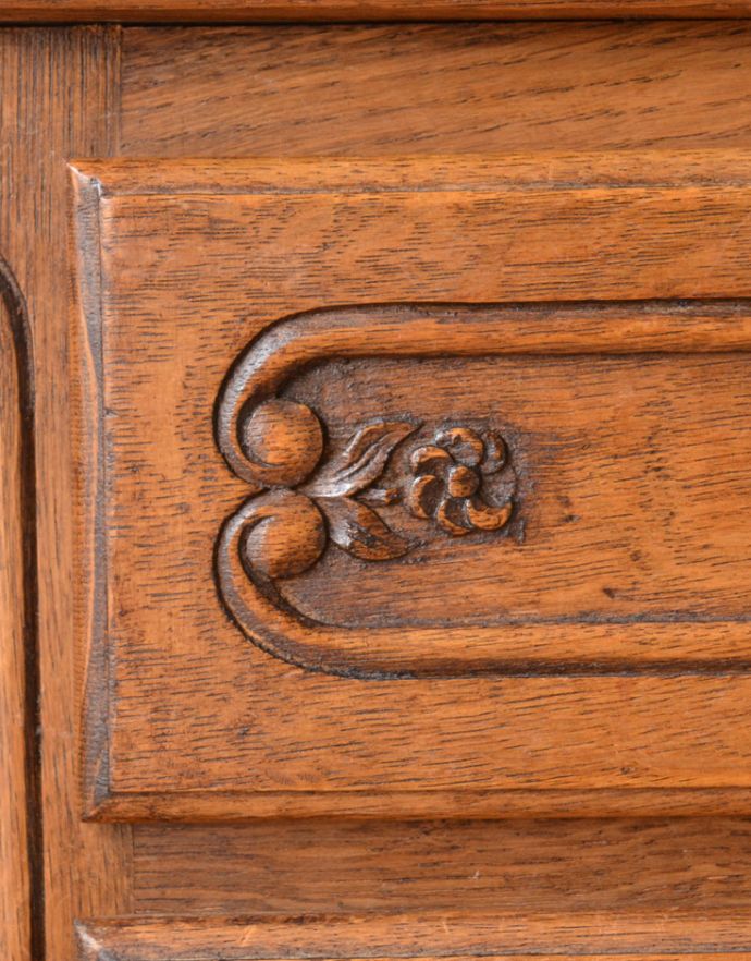 アンティークのチェスト　アンティーク家具　南仏スタイルのキレイなアンティーク家具、置きやすいサイズのエレガントな３段チェスト。隅々にまで彫りが施されています。(j-1595-f)