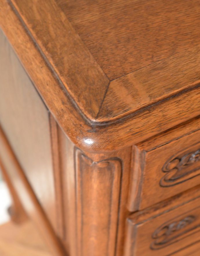 アンティークのチェスト　アンティーク家具　南仏スタイルのキレイなアンティーク家具、置きやすいサイズのエレガントな３段チェスト。角もキレイな状態です。(j-1595-f)