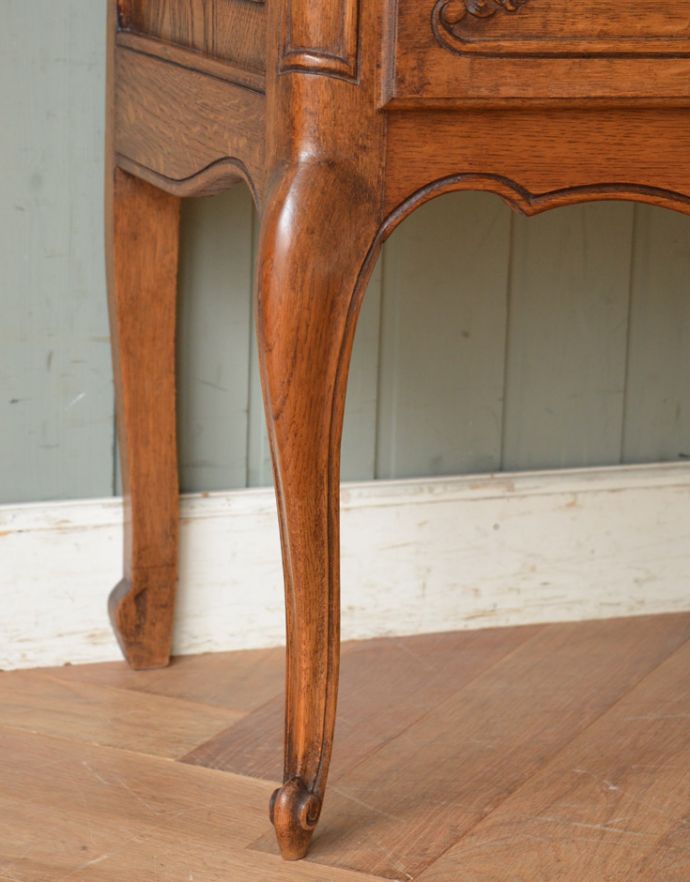 アンティークのチェスト　アンティーク家具　南仏スタイルのキレイなアンティーク家具、置きやすいサイズのエレガントな３段チェスト。スラリと伸びた美しい猫脚。(j-1595-f)