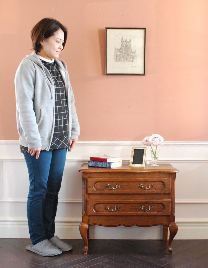 アンティークのチェスト アンティーク家具 小さなフランスのアンティーク家具、テーブルにもなるスモールチェスト(2段)。とっても可愛いチェスト。(j-1596-f)