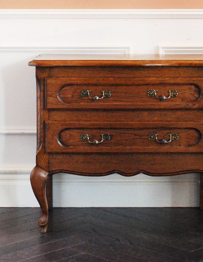 アンティークのチェスト アンティーク家具 小さなフランスのアンティーク家具、テーブルにもなるスモールチェスト(2段)。引き出しには優しい雰囲気の彫が入っているんです。(j-1596-f)