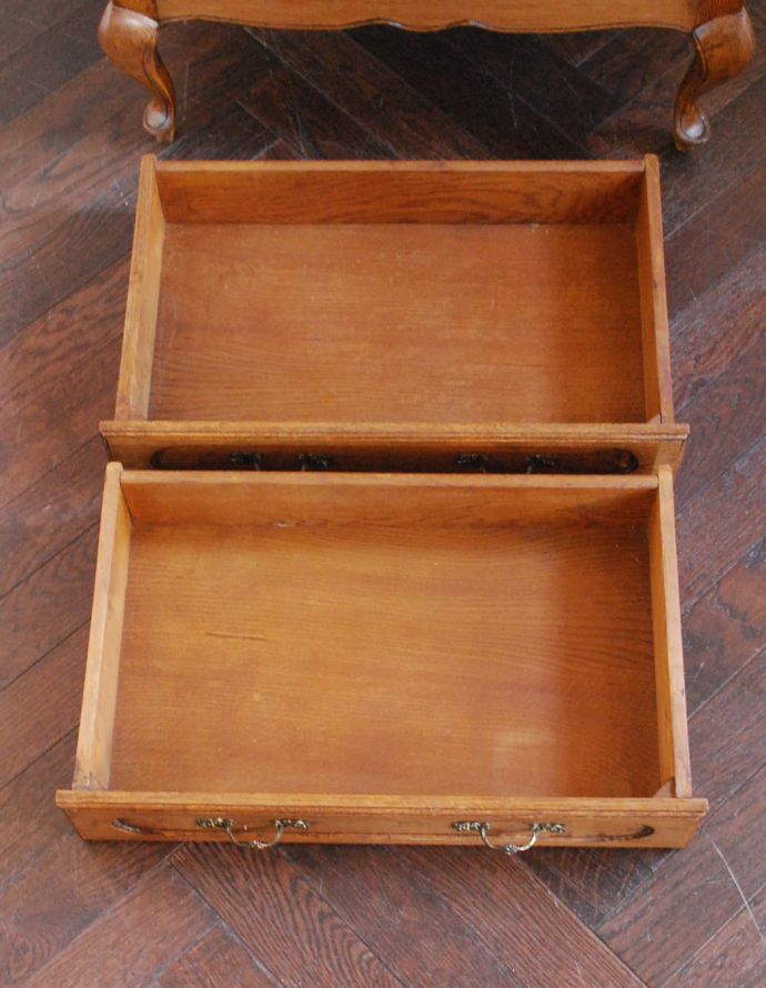 アンティークのチェスト アンティーク家具 小さなフランスのアンティーク家具、テーブルにもなるスモールチェスト(2段)。引き出しは2杯。(j-1596-f)