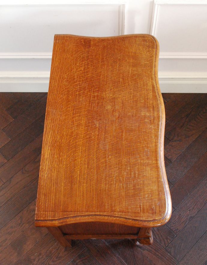 アンティークのチェスト アンティーク家具 小さなフランスのアンティーク家具、テーブルにもなるスモールチェスト(2段)。こちらが天板です。(j-1596-f)