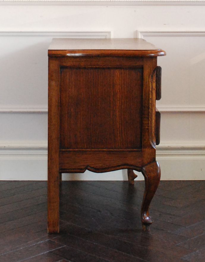 アンティークのチェスト アンティーク家具 小さなフランスのアンティーク家具、テーブルにもなるスモールチェスト(2段)。小さいながらも隅々までこだわりが感じられ、サイドから見ても美しいです。(j-1596-f)