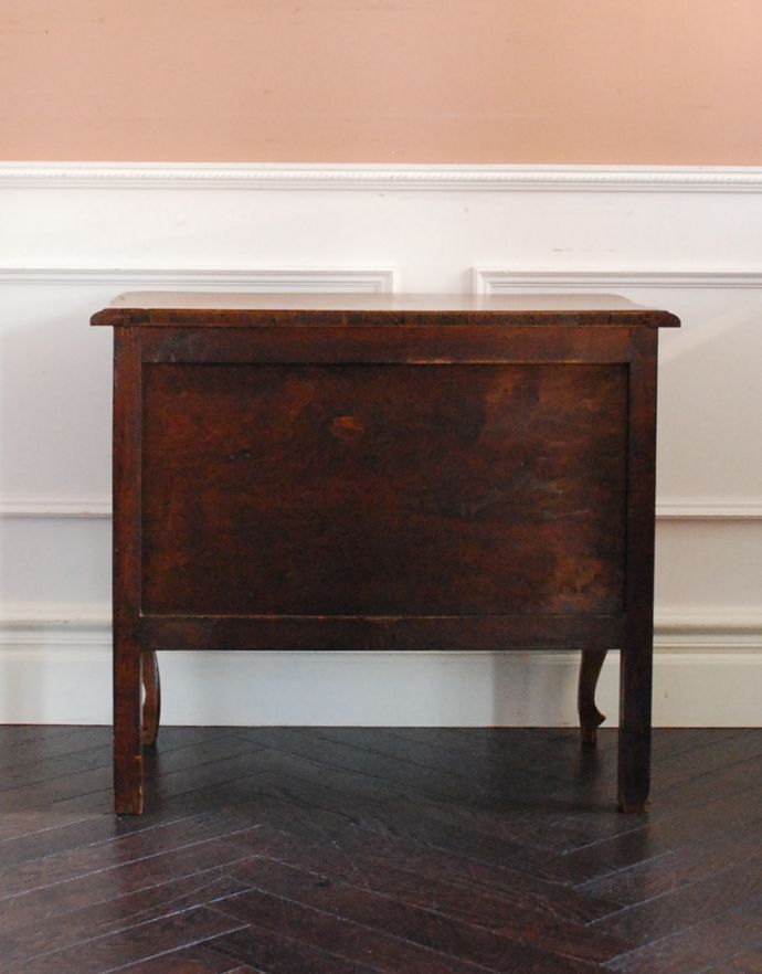 アンティークのチェスト アンティーク家具 小さなフランスのアンティーク家具、テーブルにもなるスモールチェスト(2段)。キチンとメンテナンスをしているので、裏もキレイな状態です。(j-1596-f)