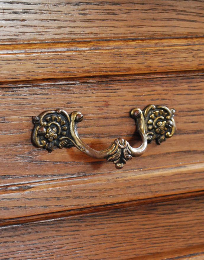 アンティークのチェスト アンティーク家具 小さなフランスのアンティーク家具、テーブルにもなるスモールチェスト(2段)。引きやすく、デザインがとっても優雅な取っ手。(j-1596-f)