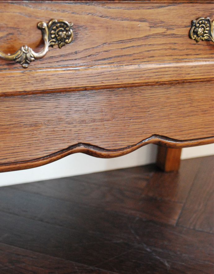 アンティークのチェスト アンティーク家具 小さなフランスのアンティーク家具、テーブルにもなるスモールチェスト(2段)。引き出しのすぐ下は、こんな風にカッティングされています。(j-1596-f)