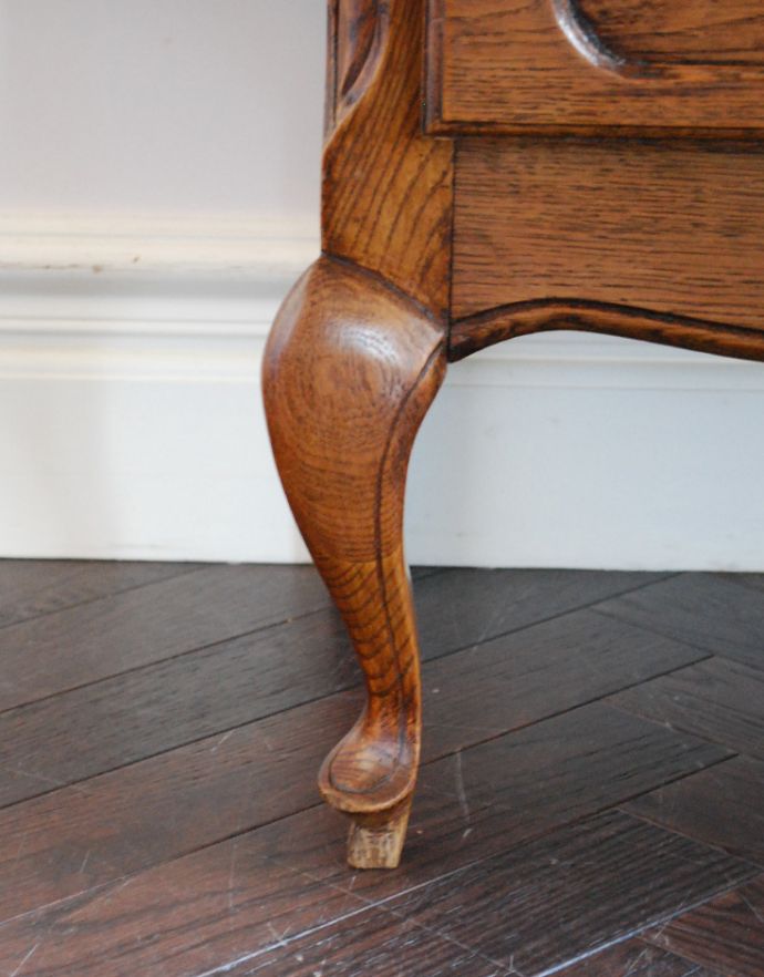 アンティークのチェスト アンティーク家具 小さなフランスのアンティーク家具、テーブルにもなるスモールチェスト(2段)。スラリと伸びた美しい猫脚。(j-1596-f)