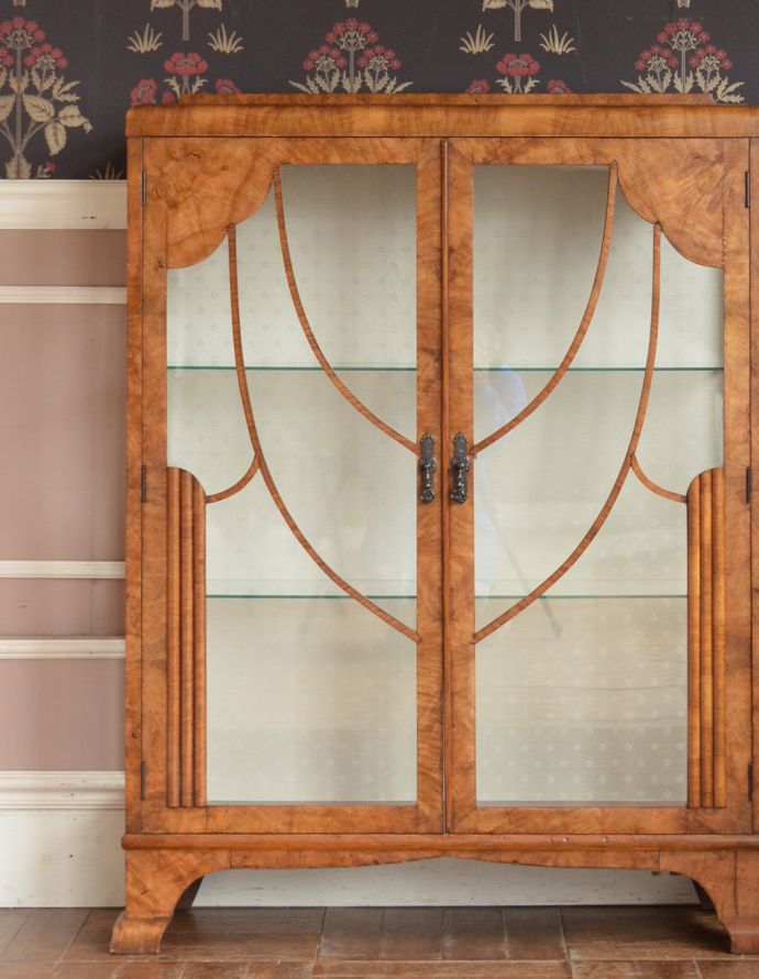 アンティークのキャビネット　アンティーク家具　ウォルナット材の可憐な装飾、コレクションを美しく魅せてくれるアンティークキャビネット(ショーケース)。どんなものを飾っても、素敵に見えてしまうキャビネット。(j-1597-f)