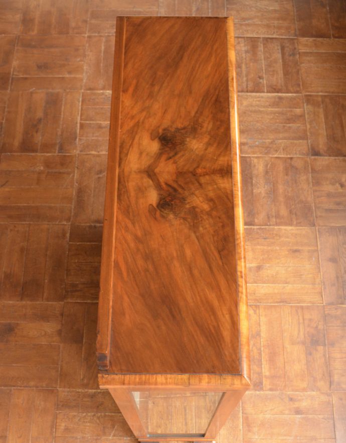 アンティークのキャビネット　アンティーク家具　ウォルナット材の可憐な装飾、コレクションを美しく魅せてくれるアンティークキャビネット(ショーケース)。天板もピカピカにお直ししました。(j-1597-f)