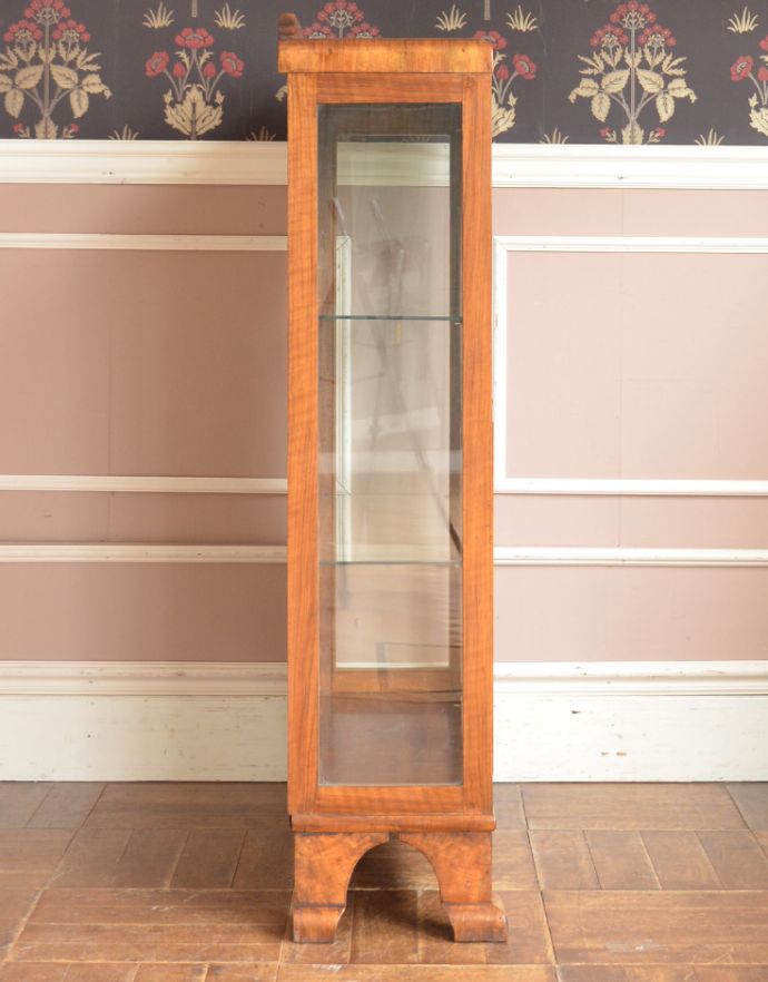 アンティークのキャビネット　アンティーク家具　ウォルナット材の可憐な装飾、コレクションを美しく魅せてくれるアンティークキャビネット(ショーケース)。サイドもガラスなので、どこから見ても美しいです！しっかり作られているので、安心してお使いいただけます。(j-1597-f)