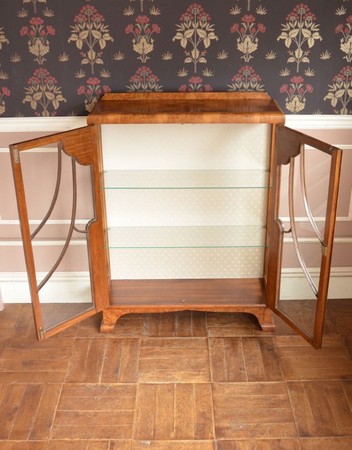 アンティークのキャビネット　アンティーク家具　ウォルナット材の可憐な装飾、コレクションを美しく魅せてくれるアンティークキャビネット(ショーケース)。キレイに修復してありますので、いろんなものを収納して下さい。(j-1597-f)