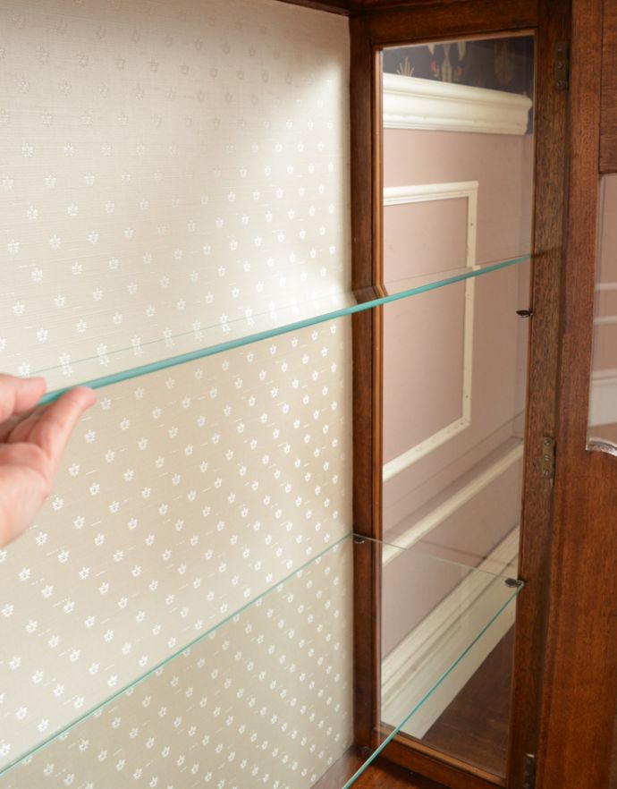 アンティークのキャビネット　アンティーク家具　ウォルナット材の可憐な装飾、コレクションを美しく魅せてくれるアンティークキャビネット(ショーケース)。ガラスの棚板は可動です。(j-1597-f)