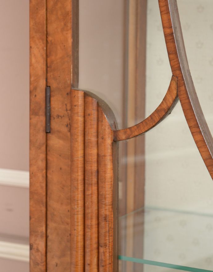 アンティークのキャビネット　アンティーク家具　ウォルナット材の可憐な装飾、コレクションを美しく魅せてくれるアンティークキャビネット(ショーケース)。とても繊細なバラの模様！とても優雅な印象です。(j-1597-f)