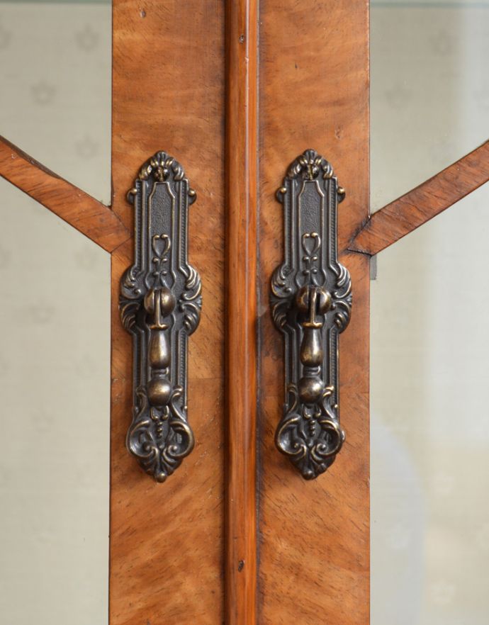アンティークのキャビネット　アンティーク家具　ウォルナット材の可憐な装飾、コレクションを美しく魅せてくれるアンティークキャビネット(ショーケース)。アンティークの装飾がオシャレな取っ手です。(j-1597-f)