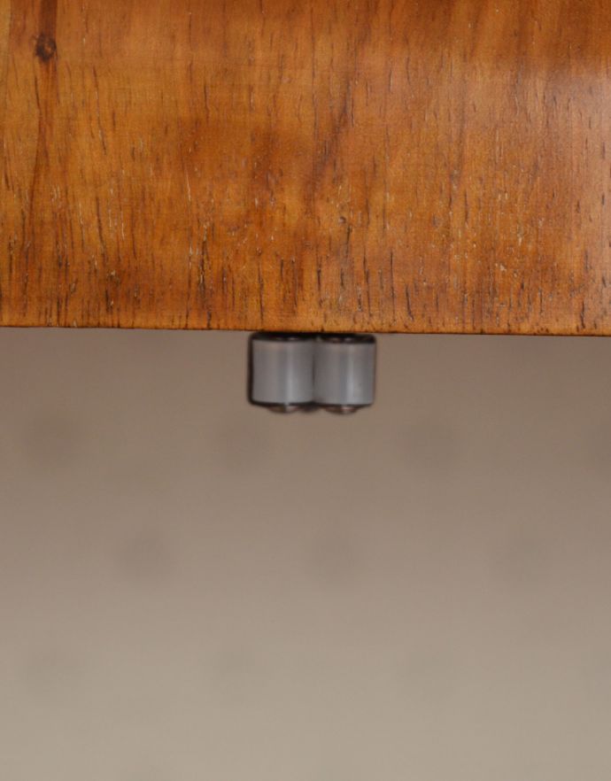 アンティークのキャビネット　アンティーク家具　ウォルナット材の可憐な装飾、コレクションを美しく魅せてくれるアンティークキャビネット(ショーケース)。扉にはローラーキャッチャーが付いているので、開け閉めがスムーズです。(j-1597-f)