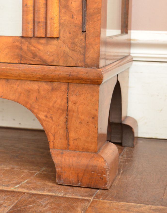 アンティークのキャビネット　アンティーク家具　ウォルナット材の可憐な装飾、コレクションを美しく魅せてくれるアンティークキャビネット(ショーケース)。きちんと支えます。(j-1597-f)