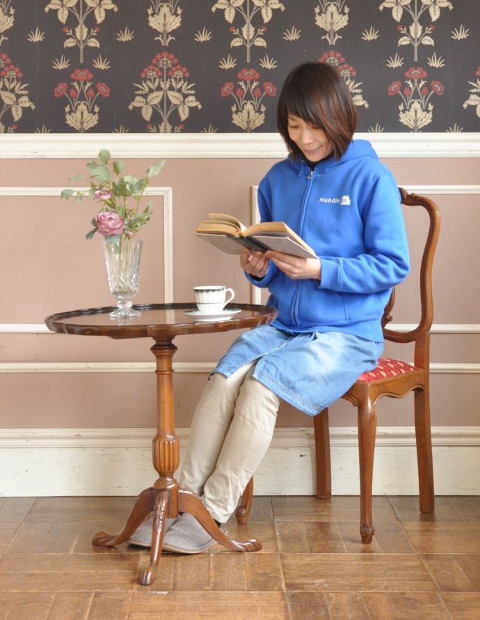 ロイドテーブル アンティーク家具 光沢のある美しい木目のアンティーク家具、小さなワインテーブル。玄関で花器を飾ったり、ソファの前に持ってくれば、ちょうどいいサイドテーブルに。(j-1598-f)