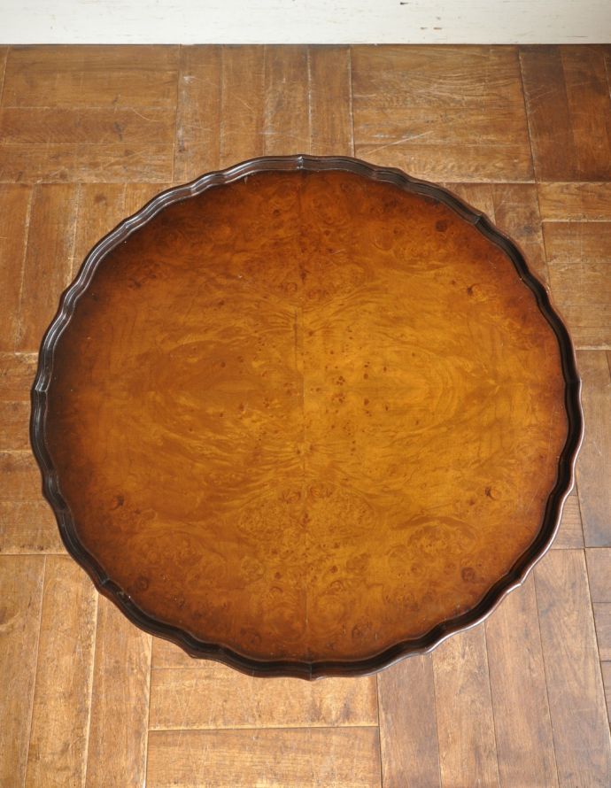 ロイドテーブル アンティーク家具 光沢のある美しい木目のアンティーク家具、小さなワインテーブル。天板もキレイに仕上げました。(j-1598-f)