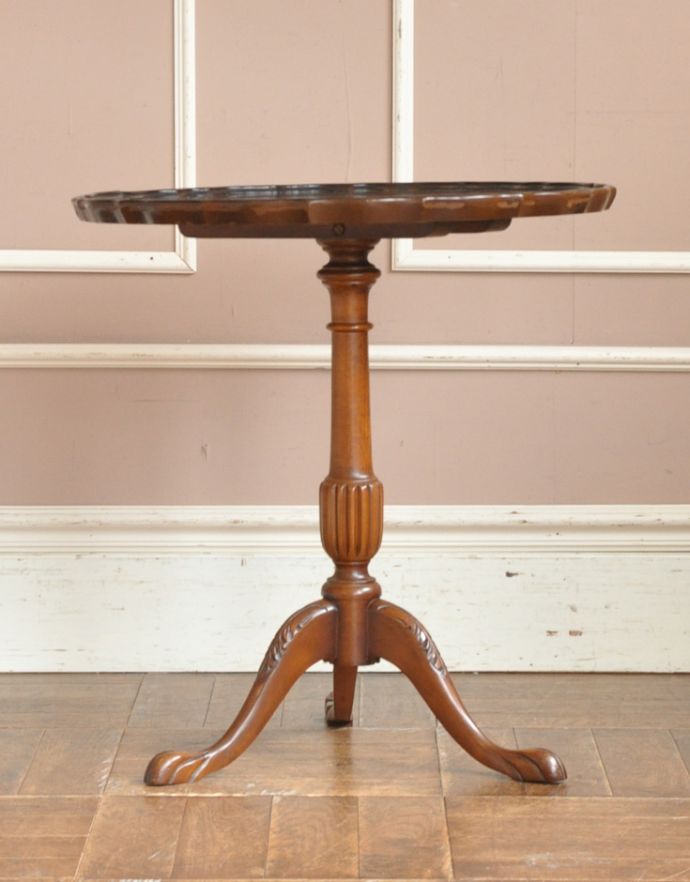 ロイドテーブル アンティーク家具 光沢のある美しい木目のアンティーク家具、小さなワインテーブル。高級感のある彫りのデザインと脚先の優雅なカーブが自慢のテーブルです。(j-1598-f)